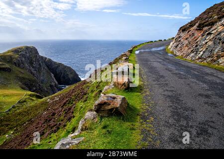 Route vers Slieve League sur la Wild Atlantic Way en Irlande Banque D'Images