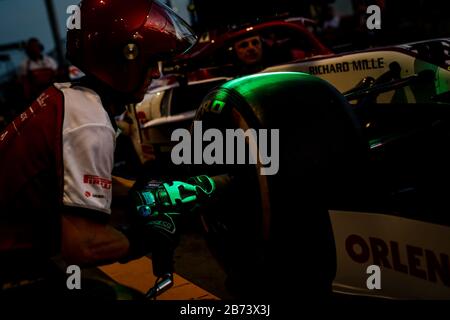 Melbourne, Australie. 12 mars 2020. Motorsports: Championnat du monde de Formule 1 FIA 2020, Grand Prix d'Australie, mécanicien d'Alfa Romeo Racing pendant la pratique de Pitstop | usage dans le monde crédit: DPA/Alay Live News Banque D'Images