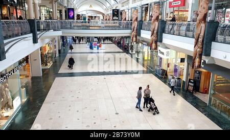 Vue sur le centre commercial Bluewater près de Dartford dans le Kent alors que les craintes se développent sur la propagation du coronavirus. Banque D'Images