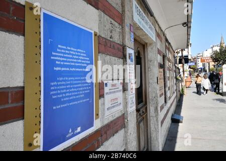 Istanbul, Turquie. 13 mars 2020. Un avis de fermeture est visible sur un mur du musée de la Citerne Basilique à Istanbul, en Turquie, le 13 mars 2020. Les autorités locales de la plus grande ville turque d'Istanbul ont décidé de fermer vendredi des musées, des théâtres et des salles de concert pour freiner la propagation de COVID-19. Crédit: Xu Suhui/Xinhua/Alay Live News Banque D'Images