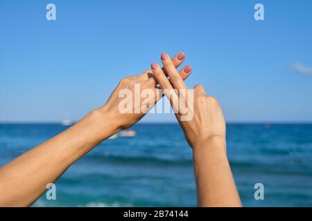 Les mains montrent le symbole gestuel hashtag est viral, Web, les médias sociaux, le réseau Banque D'Images