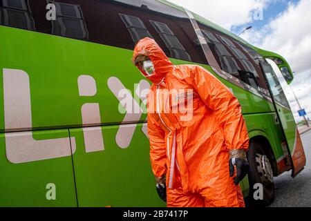 Kudowa Zdroj, Pologne. 13 mars 2020. Les agents de police polonais des frontières en costume de protection font des contrôles médicaux et des mesures de température des conducteurs et des passagers venant de l'étranger au passage frontalier de Nachod-Kudowa Zdroj entre la Pologne et la République tchèque, le 13 mars 2020, en raison de préoccupations concernant la propagation du nouveau coronavirus. Crédit: David Tanecek/Ctk Photo/Alay Live News Banque D'Images