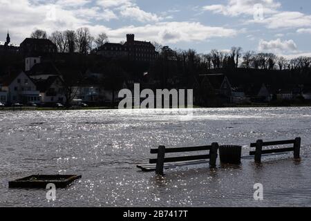 13 mars 2020, Rhénanie-du-Nord-Westphalie, Würgassen: Des bancs se trouvent dans le Weser, rivière inondable, près de Würgassen, dans la région frontalière entre Rhénanie-du-Nord-Westphalie, Basse-Saxe et Hesse. Photo: Swen Pförtner/Dpa Banque D'Images