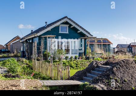 Almere, Pays-Bas, 12 mars 2020: Petite maison écologique dans une nouvelle maison expérimentale déstricte Oosterwold à Almere. Banque D'Images