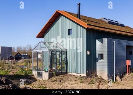Almere, Pays-Bas, 12 mars 2020: Petite maison écologique dans une nouvelle maison expérimentale déstricte Oosterwold à Almere. Banque D'Images
