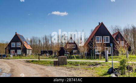 Almere, Pays-Bas, 12 mars 2020: Maisons en bois modernes et écologiques à Oosterwold déstrict à Almere. Banque D'Images
