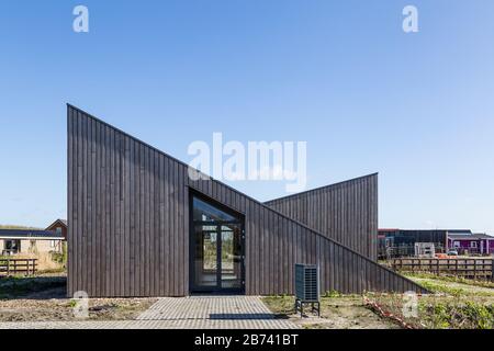 Almere, Pays-Bas, 12 mars 2020: Maison moderne écologique de petite taille dans expérimentale nouveau déstrict Oosterwold à Almere. Banque D'Images