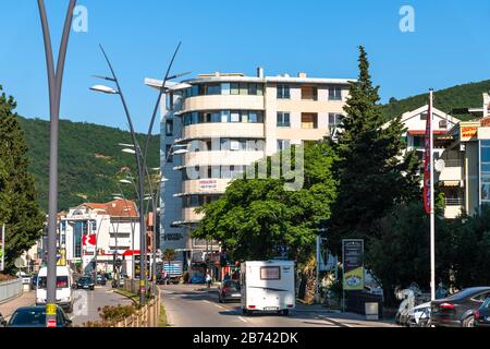 Budva, Monténégro - 10 juin. 2019. Autoroute Adriatique - la rue principale de la ville Banque D'Images