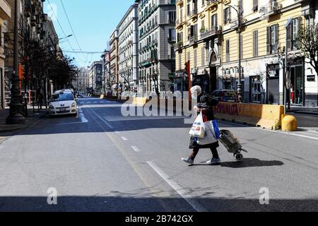 Naples, Italie. 13 mars 2020. Une femme âgée marche avec un masque antivirus pour se protéger du Coronavirus (COVID-19) dans la ville de Naples. Crédit: Independent Photo Agency Srl/Alay Live News Banque D'Images