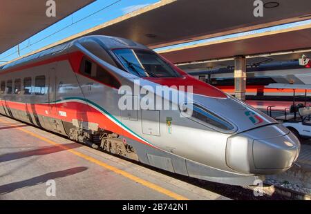 FLORENCE ITALIE TRENITALIA TRAIN AVANT D'UN TRAIN ROUGE À GRANDE VITESSE LE FRECCIARGENTO OU LA FLÈCHE ARGENTÉE Banque D'Images