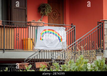 Éclosion du virus Covid-19 ou Corona à Bergame. Les enfants font des œuvres d'art pour soutenir la lutte contre le virus. Restez à la maison, tout va bien Banque D'Images