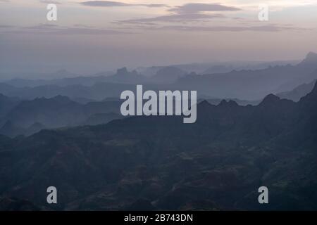 Vue sur les montagnes voilées de Simien en début de matinée avec nuages épars au-dessus de la tête, région d'Amhara, Ethiopie Banque D'Images