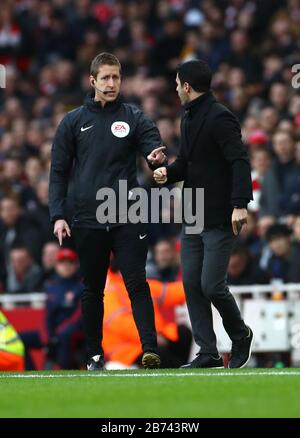 Mikel Arteta (à droite), responsable d'Arsenal, s'adresse au quatrième officiel lors du match de la Premier League au stade Emirates, à Londres. Banque D'Images