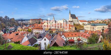 Vue panoramique sur Cesky Krumlov, république tchèque. Paysage urbain d'automne avec le château de Krumlov et l'église de Saint-Vitus Banque D'Images