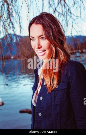 Portrait d'une jeune femme brunette au lac Banque D'Images