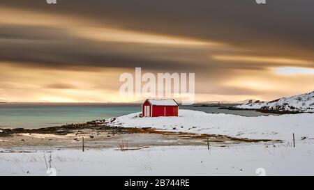 La photo est Senja, Norvège en hiver, en utilisant une longue exposition du fjord. Banque D'Images