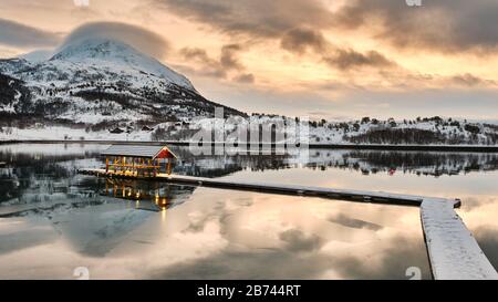 La photo est Senja, Norvège en hiver, en utilisant une longue exposition du fjord. Banque D'Images