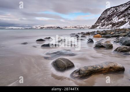 La photo est Senja, Norvège en hiver, en utilisant une longue exposition du fjord. Banque D'Images