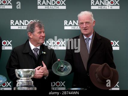 Le propriétaire J. P. McManus (à gauche) avec l'entraîneur Willie Mullins après Saint Roi a remporté le Higicap Hurdle du comté de santé de Randox au cours du quatrième jour du Cheltenham Festival à l'hippodrome de Cheltenham. Banque D'Images