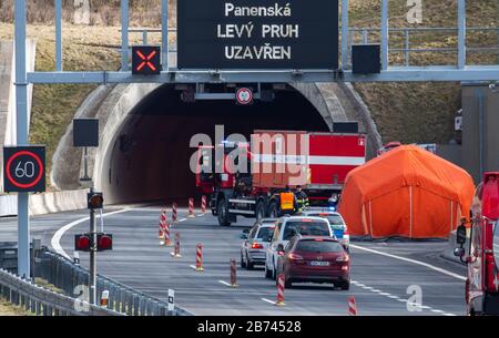 Petrovice, République Tchèque. 13 mars 2020. Une tente est installée devant un tunnel sur l''autoroute D8 Dresden - Prague. La République tchèque ferme ses frontières en grande partie aux étrangers de plusieurs pays européens. Entre autres, les citoyens d'Allemagne, d'Italie, de France et d'Autriche qui n'ont pas de résidence permanente dans l'État membre de l'UE sont affectés. Crédit: Robert Michael/Dpa-Zentralbild/Dpa/Alay Live News Banque D'Images