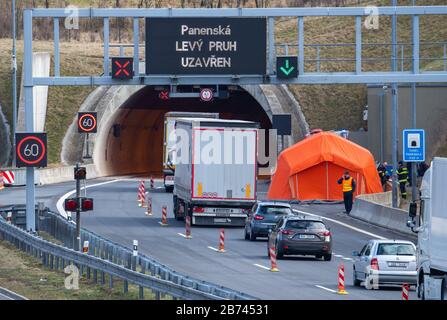 Petrovice, République Tchèque. 13 mars 2020. Une tente est installée devant un tunnel sur l''autoroute D8 Dresden - Prague. La République tchèque ferme ses frontières en grande partie aux étrangers de plusieurs pays européens. Entre autres, les citoyens d'Allemagne, d'Italie, de France et d'Autriche qui n'ont pas de résidence permanente dans l'État membre de l'UE sont affectés. Crédit: Robert Michael/Dpa-Zentralbild/Dpa/Alay Live News Banque D'Images
