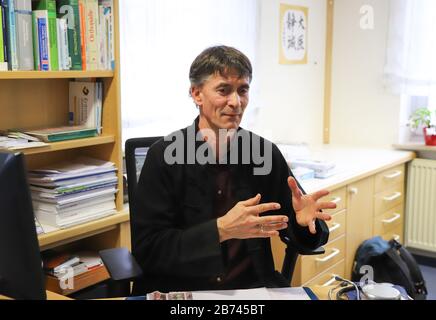 (200313) -- FRANCFORT, le 13 mars 2020 (Xinhua) -- Eckehard Scharfschwerdt parle dans une interview à son bureau d'Altensteig, une petite ville à 60 km à l'ouest de Stuttgart, Allemagne, le 12 février 2020. POUR ALLER AVEC: "Feature: Docteur allemand impressionné par les pairs chinois" coronavirus lutte efforts" (Xinhua/Zuo Wei) Banque D'Images