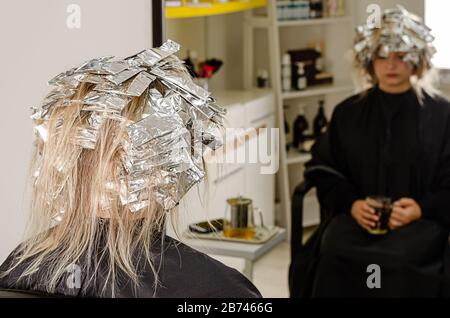 Feuille sur les modèles de cheveux. Processus de blanchiment ou de teinture. Salon de beauté, coloration à la mode des cheveux avec technique AirTouch Banque D'Images