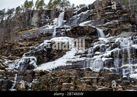 Twindefossen en hiver en Norvège. Banque D'Images