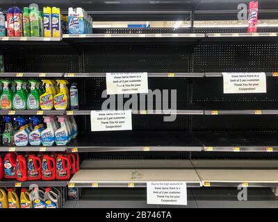 Augusta, États-Unis. 13 mars 2020. Les étagères du Walmart Supercenter d'Augusta, dans le Maine sont vides de fournitures de nettoyage à 6:00 le 13 mars 2020. Comme le nombre de cas de coronavirus continue à augmenter, les acheteurs ont vu des étagères vides dans les magasins. (Photo De Samuel Rigelhaupt/Sipa Usa) Crédit: Sipa Usa/Alay Live News Banque D'Images