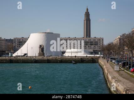 Le Havre, Kulturzentrum LE VOLCAN von Oskar Niemeyer 1977-82, Wohnbauten und Kirche 1950er Jahre von Auguste Perret Banque D'Images