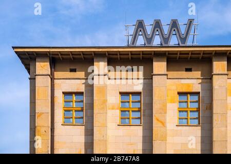 Varsovie, Mazovia / Pologne - 2019/10/26 : façade du Musée National de Varsovie - Muzeum Narodowe W Warszawie - avec sa marque nouvellement conçue Banque D'Images