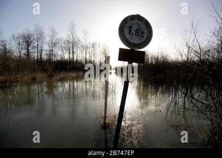 12 mars 2020. Rivière Canche près de Montreuil sur Mer, pas de Calais, France. Après des mois record de pluies, la rivière Canche près de Montreuil sur M Banque D'Images