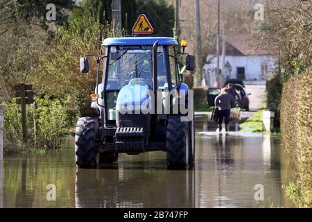 12 Mars 2020. Beaumerie St Martin, Pas De Calais, France. Mme Haegeman s'est égadée par des inondations avec des sacs de vêtements qu'elle retire de sa maison comme th Banque D'Images