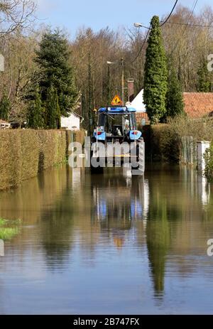 12 mars 2020. Beaumerie St Martin, pas de Calais, France. Après des mois de pluies record, la rivière Canche près de Montreuil-sur-Mer a fait éclater son interdiction Banque D'Images