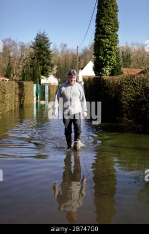 12 Mars 2020. Beaumerie St Martin, Pas De Calais, France. Monsieur Patrice Sibilli s'éteint par des inondations pour aider son frère en droit dans une inondation voisine Banque D'Images