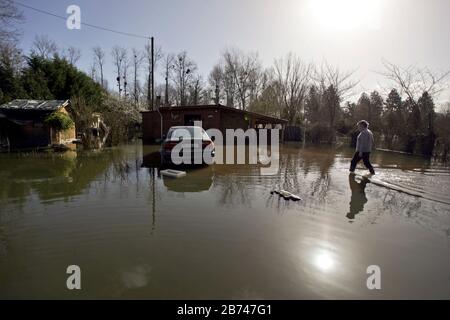 12 Mars 2020. Beaumerie St Martin, Pas De Calais, France. Monsieur Patrice Sibilli s'éteint par des inondations pour aider son frère en droit dans une inondation voisine Banque D'Images