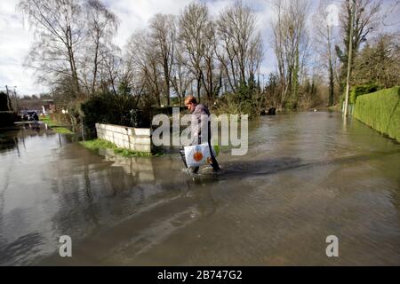 12 Mars 2020. Beaumerie St Martin, Pas De Calais, France. Mme Haegeman s'est égadée par des inondations avec des sacs de vêtements qu'elle retire de sa maison comme th Banque D'Images