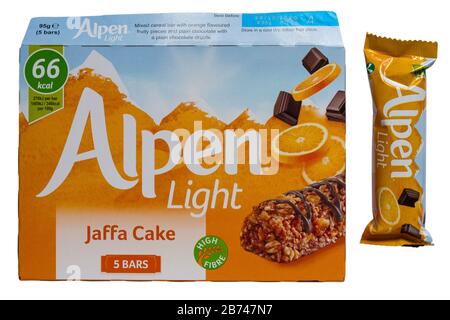 Boîte de Cake Jaffa clair Alpen bars haut en fibre avec une barre retirée isolée sur fond blanc Banque D'Images