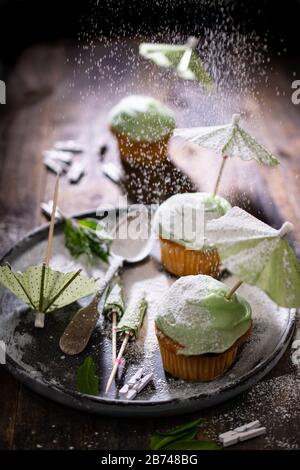 Dessert saupoudrés de sucre en poudre.muffins à la menthe.nourriture et boisson cake.delicious aux fruits sains Banque D'Images