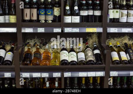 Moscou, Russie - 6 janvier 2020: Étagères avec bouteilles en verre de vin de raisin rouge et blanc de différents pays, belle conception du magasin de vin Banque D'Images