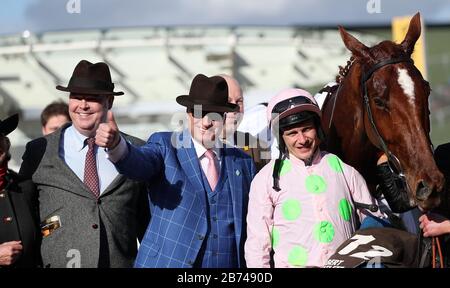 Le propriétaire Rich Ricci (centre) et le jockey Paul Townend célèbrent avec Monkfish après avoir remporté le Hurdle d'Albert Bartlett Novices au cours du quatrième jour du Cheltenham Festival à l'hippodrome de Cheltenham. Banque D'Images