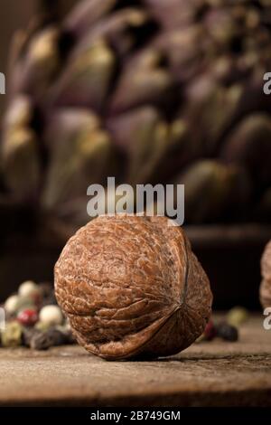 Macro gros plan d'une noix sur une table en bois. Banque D'Images