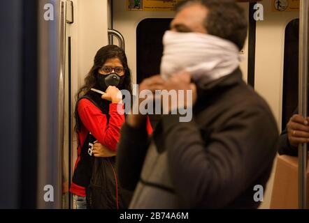 New Delhi, Inde. 13 mars 2020. Les personnes portant des masques sont vues à une station de métro à New Delhi, Inde, le 13 mars 2020. Le nombre de cas de COVID-19 en Inde, vendredi, est passé à 81, ont déclaré les responsables du ministère fédéral de la santé de l'Inde. Crédit: Javed Dar/Xinhua/Alay Live News Banque D'Images