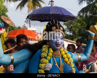 Des danseurs classiques de Kathakali représentant des dieux hindous se produisent dans le festival du temple, Kumarakom, Kerala, dans le sud de l'Inde Banque D'Images