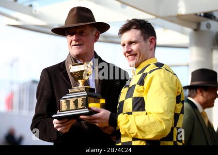 Jockey Paul Townend (à droite) et le formateur Willie Mullins tiennent le trophée après avoir remporté le Chase de la Magners Cheltenham Gold Cup avec Al Boum photo au cours du quatrième jour du Cheltenham Festival à l'hippodrome de Cheltenham. Banque D'Images
