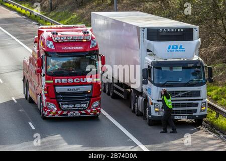 Chorley, Lancashire, Royaume-Uni. 13 mars 2020. Plusieurs pannes HGV sur la voie d'autoroute M6. Plusieurs pannes HGV sur l'autoroute M6. Comme l'efficacité des autoroutes intelligentes est remise en question après 38 décès en cinq ans après des collisions sur l'épaule dure. Deux HVG se décomposent à moins de 50 mètres l'un de l'autre dans le Lancashire, ce qui rend difficile la récupération pour l'équipe de secours en cas de panne de 24 heures de Hough Green. Banque D'Images