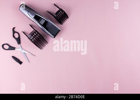 Rasoir, rasoir, brosse, Comb, ciseaux, tondeuse et tondeuse à cheveux. Accessoires pour matériel de salon de coiffure sur fond rose vue du dessus copyspace Banque D'Images