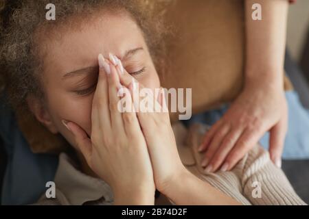 Jeune femme triste mentir et pleurer pendant que son ami la consolation Banque D'Images