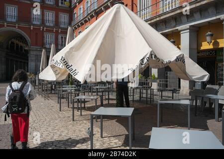 Madrid, Espagne; 13/03/2020.- la Communauté de Madrid a fermé les espaces publics pour enfants parce que la population a continué de se rassembler avec leurs enfants, les transformant en un foyer de contagion. Il a également décrété la fermeture de toutes les activités du restaurant à partir de demain 03/14/2020 dans le but d'arrêter les contagion par le coronavirus. La mesure, qui prend effet ce samedi et restera active jusqu'au 26 mars, Dans la ville de Madrid (2018) il y avait 4 876 terrasses pour bars et restaurants, avec 169 000 chaises, autorisées à occuper 164 026 mètres carrés Il y a plus de 31 000 bars et Banque D'Images