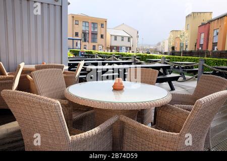 Mars 2020 - des tables et des chaises désertes à l'extérieur des cafés de rue à Portishead comme des gens restent à la maison en raison du virus. Banque D'Images